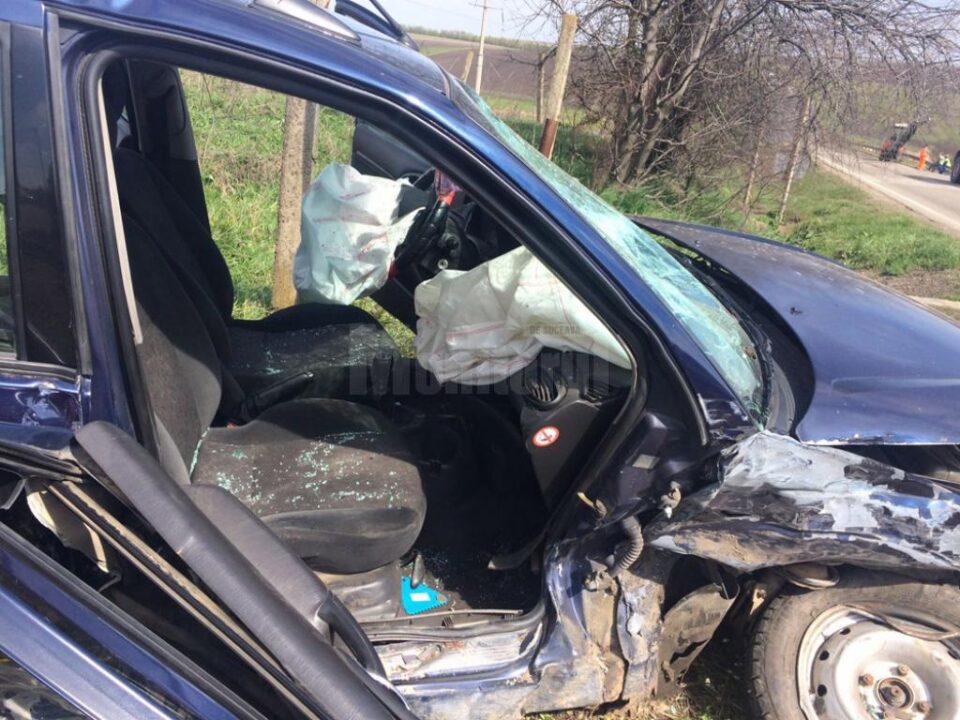 Șoferița și o tânără de 15 ani aflate în autoturismul Ford au rămas încarcerate în urma puternicului impact cu autoturismul VW