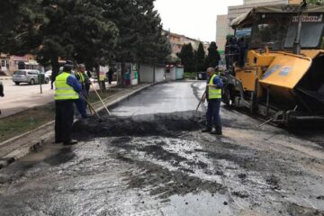 Asfaltarea parcării publice din fața Hotelului Bucovina a fost finalizată ieri după-amiază