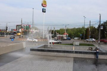 Apa ajungea pe esplanadă sau chiar la gura de intrare în parcarea subterană nr. 1, în loc să cadă în cuva fântânii arteziene, cum era normal