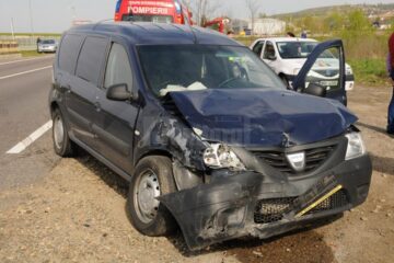 Dacia Logan MCV a intrat în coliziune cu Loganul care pornise manevra de întoarcere
