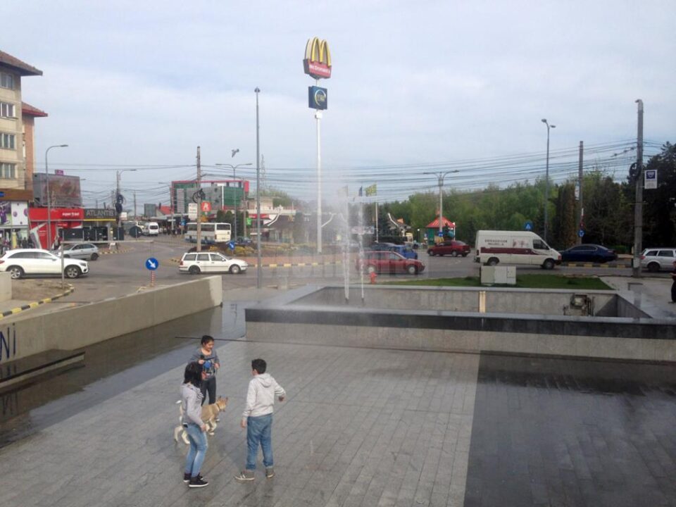 Jeturi de apă aruncate la 3 metri înălțime, de o defecțiune la fântâna arteziană din Centru