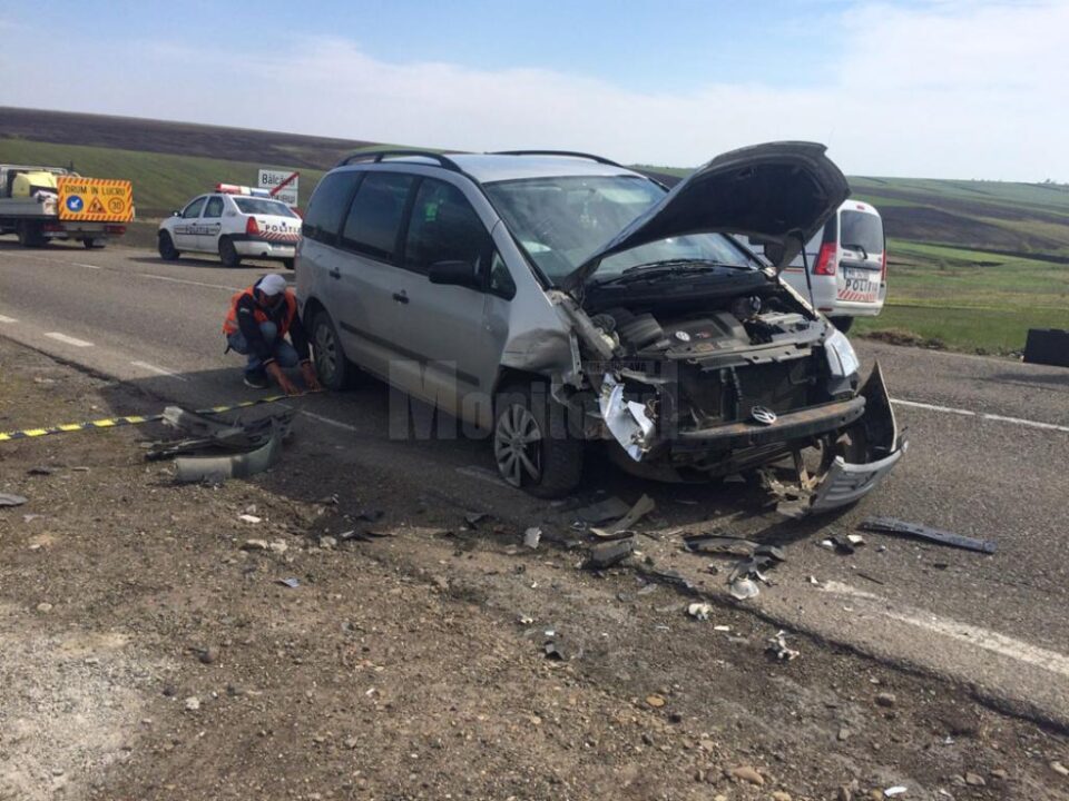 După ce a intrat în depășirea imprudentă, șoferița a pierdut controlul mașinii și a intrat în coliziune cu VWagen-ul care circula regulamentar din sens invers După ce a intrat în depășirea imprudentă, șoferița a pierdut controlul mașinii și a intrat în coliziune cu VWagen-ul care circula regulamentar din sens invers