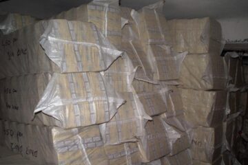 Cele 107.751 de pachete cu țigări au fost introduse în bușteni scobiți încărcați în trei vagoane