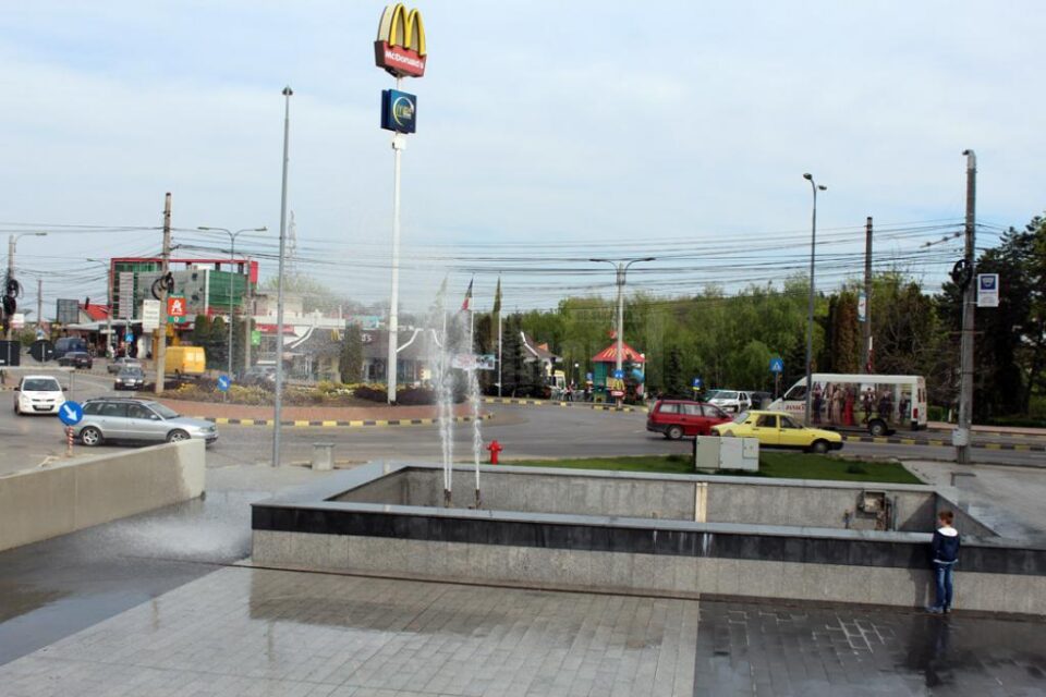 Jeturi de apă aruncate la 3 metri înălțime, de o defecțiune la fântâna arteziană din Centru