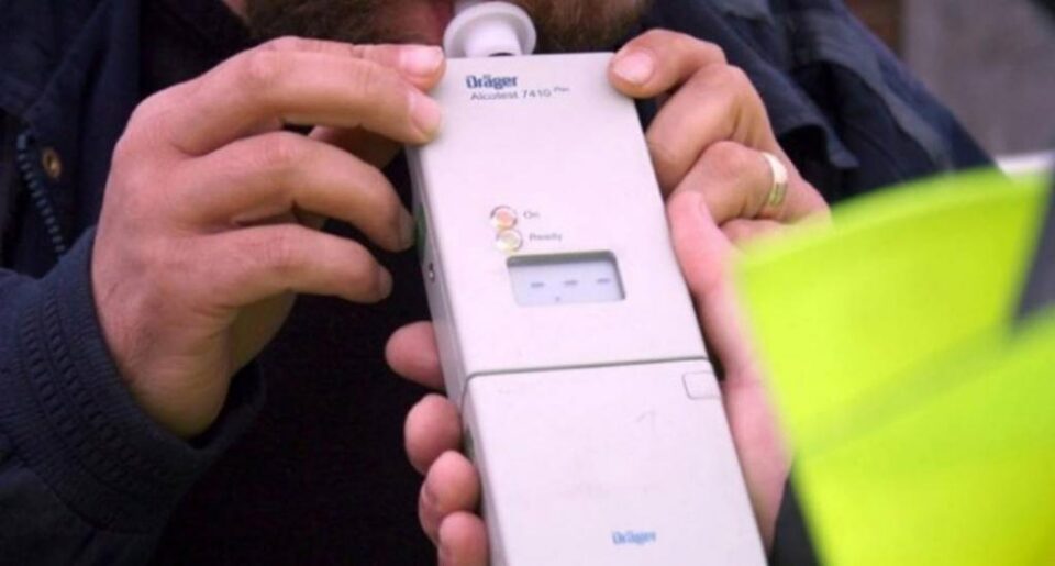 Șofer beat, urmărit de polițiști până aproape de Vama Siret