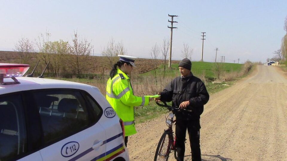 Polițiștii au oferit copiilor, dar și adulților identificați mergând pe biciclete 30 de veste reflectorizante