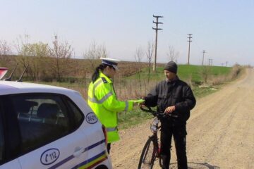 Polițiștii au oferit copiilor, dar și adulților identificați mergând pe biciclete 30 de veste reflectorizante