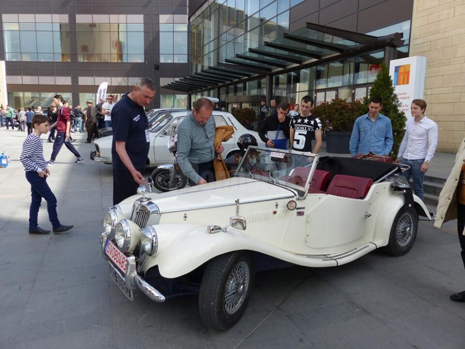 Parada automobilelor retro se va desfășura duminică, pe platoul de la intrarea în centrul comercial Iulius Mall Suceava, de la ora 10.00 la ora 14.00