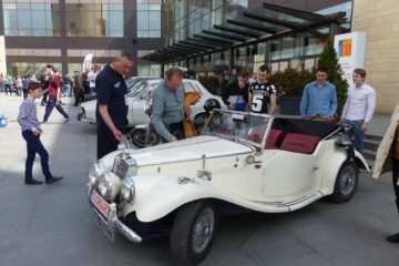 Parada automobilelor retro se va desfășura duminică, pe platoul de la intrarea în centrul comercial Iulius Mall Suceava, de la ora 10.00 la ora 14.00