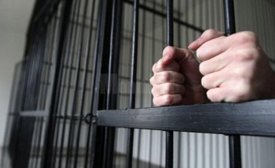 Tânărul de 21 de ani a primit mandat pentru 30 de zile și a fost încarcerat în arestul IPJ Suceava Tânărul de 21 de ani a primit mandat pentru 30 de zile și a fost încarcerat în arestul IPJ Suceava
