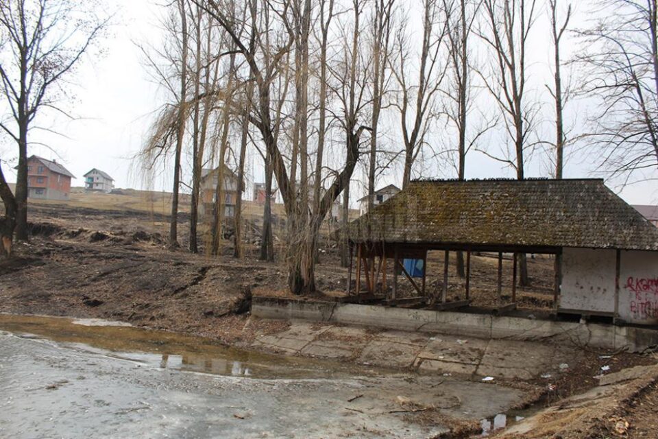 Zona de agrement de la baza dealului Tătărași, înainte de demararea lucrărilor de amenajare Zona de agrement de la baza dealului Tătărași, înainte de demararea lucrărilor de amenajare