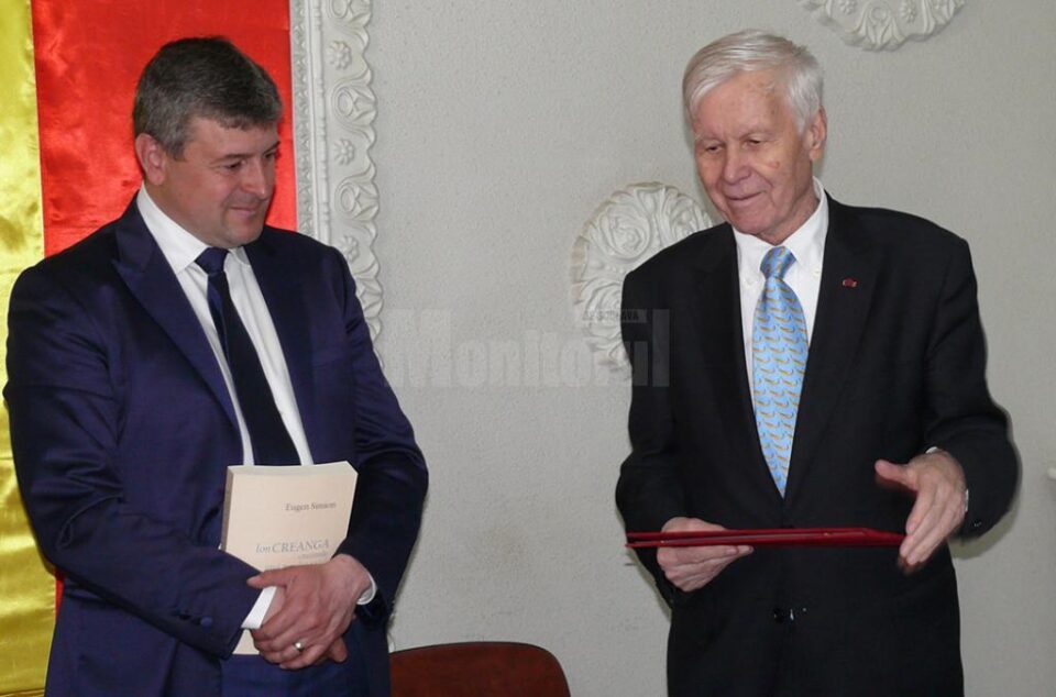 Academicianul Eugen Simion (dreapta) și primarul Cătălin Coman