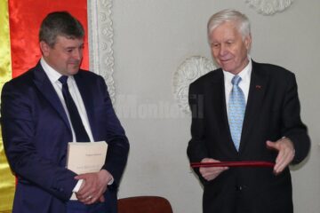 Academicianul Eugen Simion (dreapta) și primarul Cătălin Coman
