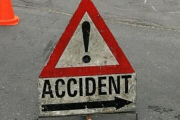 O șoferiță de 19 ani s-a izbit cu mașina într-o căruță de pe contrasens