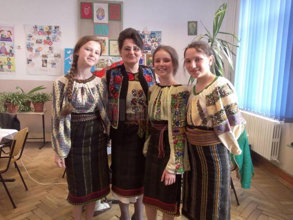Cele trei eleve pregătite de directoarea școlii și coordonatorul cercului, prof. Dorina Paicu Cele trei eleve pregătite de directoarea școlii și coordonatorul cercului, prof. Dorina Paicu