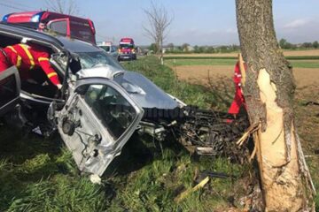 În urma impactului cu copacul de pe marginea drumului, bărbatul de 53 de ani aflat pe scaunul din dreapta a rămas încarcerat în mașină