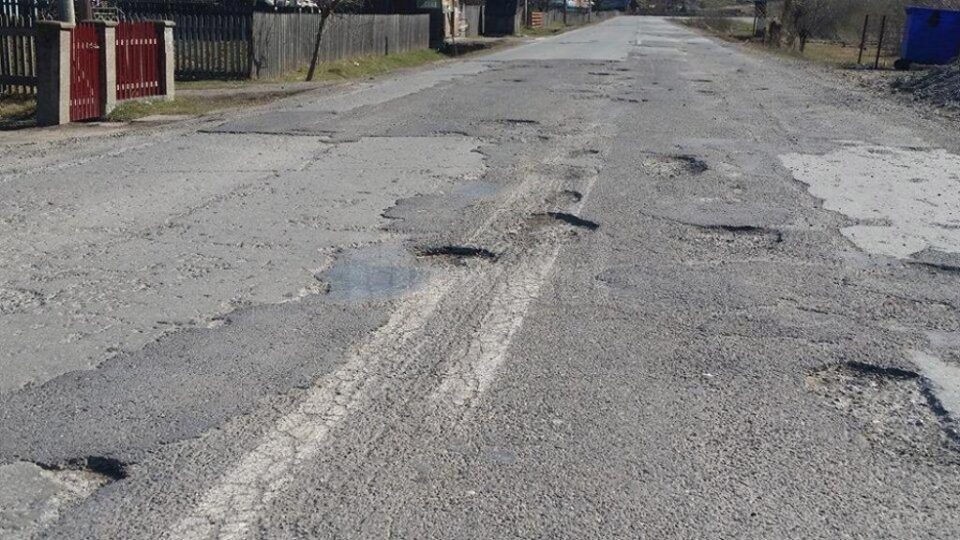 Locuitorii din zona Crucea-Rusca îi atrag atenția ministrului Transporturilor asupra dezastrului de pe DN 17B