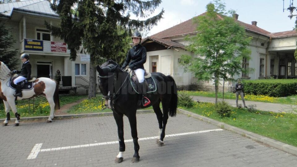 Paradă ecvestră în centrul istoric al municipiului Rădăuți
