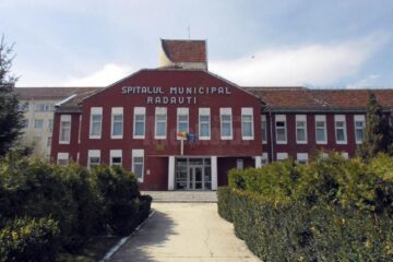 Tânărul de 19 ani a ajuns la spital, cu o contuzie la genunchi