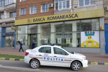 Ușa de la intrare în Banca Româneasca a fost vandalizată, iar polițiștii au venit la fața locului
