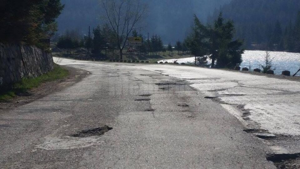 Locuitorii din zona Crucea-Rusca îi atrag atenția ministrului Transporturilor asupra dezastrului de pe DN 17B