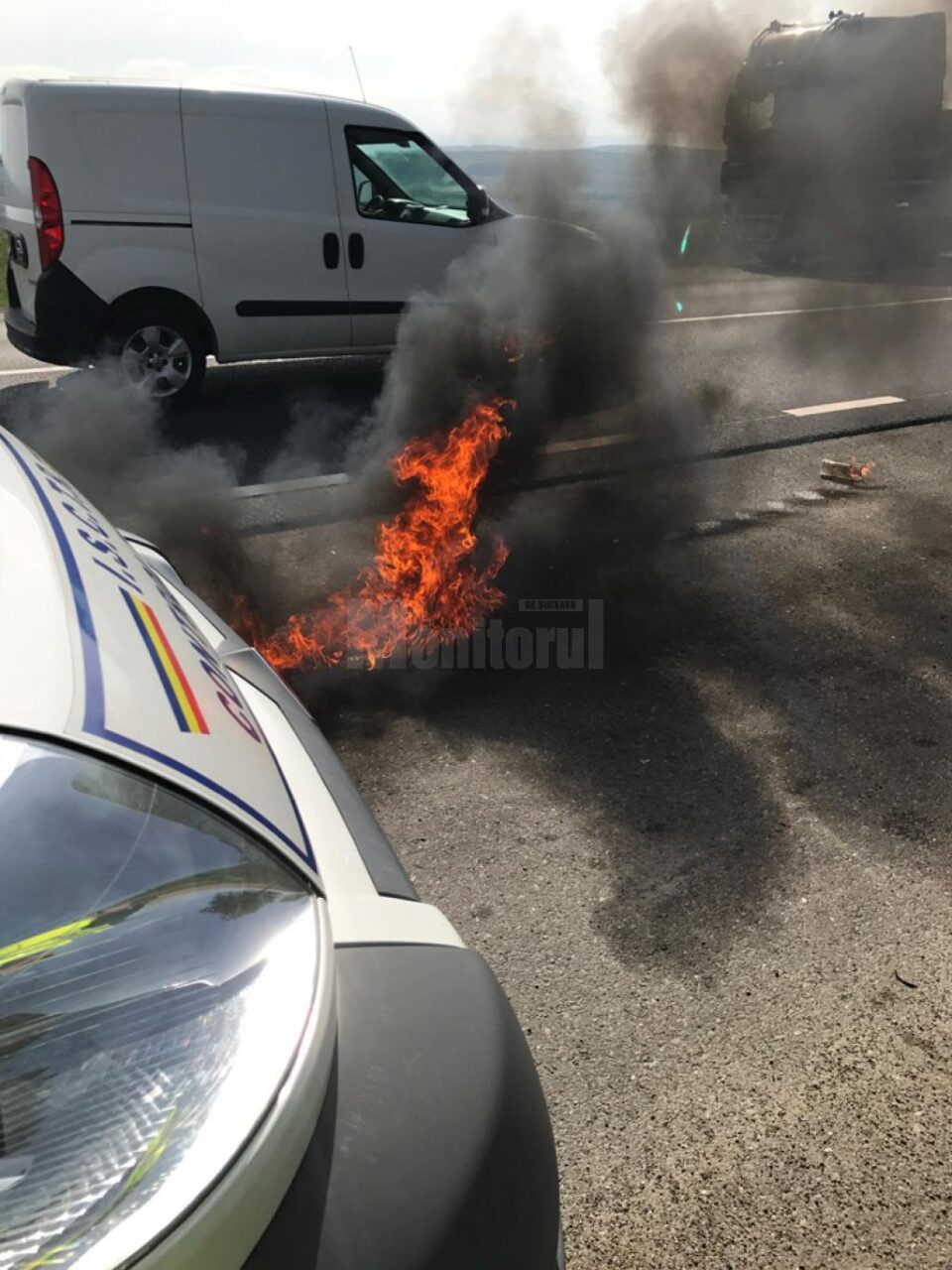 Dispozitivul incendiar a căzut pe asfaltul parcării, unde a ars o perioadă de timp