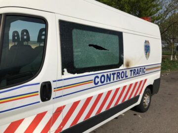 Atac mafiot. Mașina unei instituții publice, atacată cu un coctail Molotov de doi indivizi cu fețele acoperite
