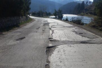 Locuitorii din zona de munte cer reabilitarea de urgență a DN 17B
