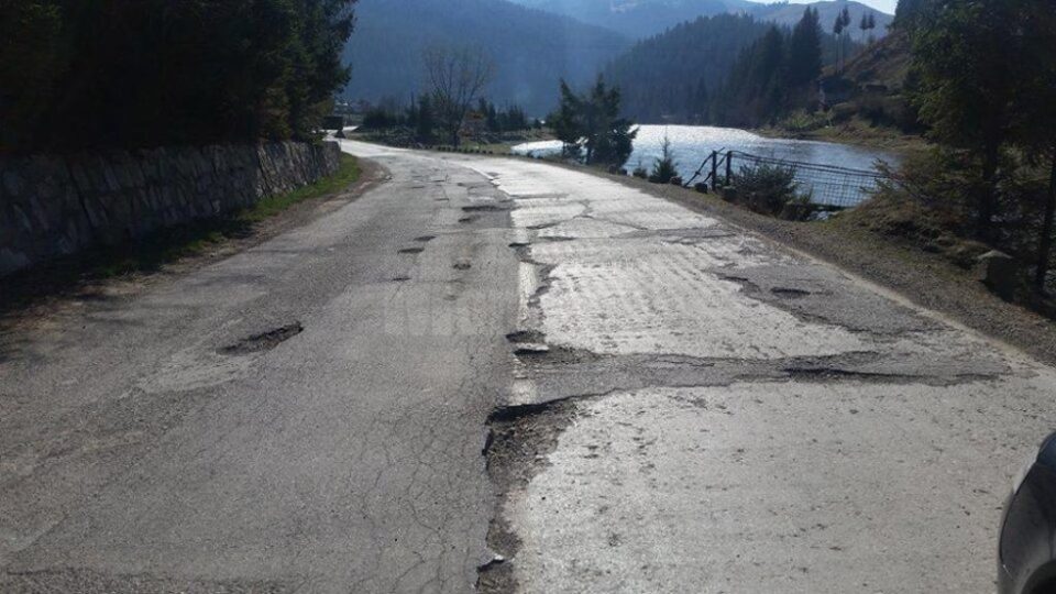 Locuitorii din zona de munte cer reabilitarea de urgență a DN 17B