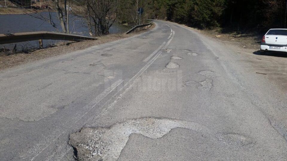 Locuitorii din zona Crucea-Rusca îi atrag atenția ministrului Transporturilor asupra dezastrului de pe DN 17B