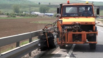 Parapetul metalic de la șoseaua de centură este spălat în premieră