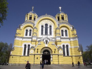 Șase elevi olimpici au primit în dar din partea Asociației Culturale „Sfântul Mitropolit Dosoftei” un pelerinaj în Ucraina