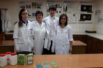 Elena Adriana Murariu, Debora Sara Schmidt și Ionathan Prodan, împreună cu prof. Valerica Ignătescu