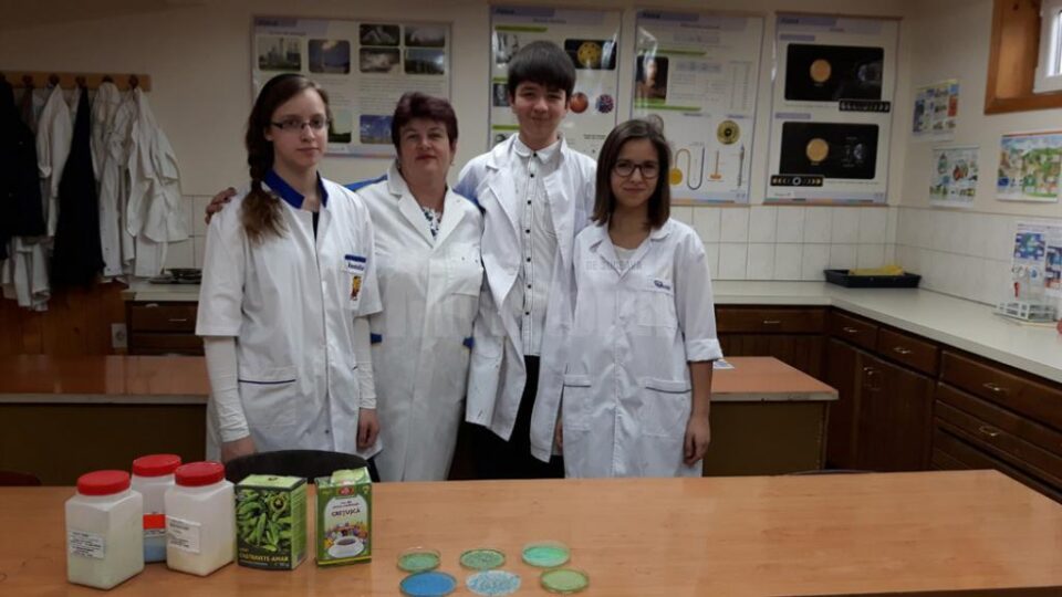 Elena Adriana Murariu, Debora Sara Schmidt și Ionathan Prodan, împreună cu prof. Valerica Ignătescu