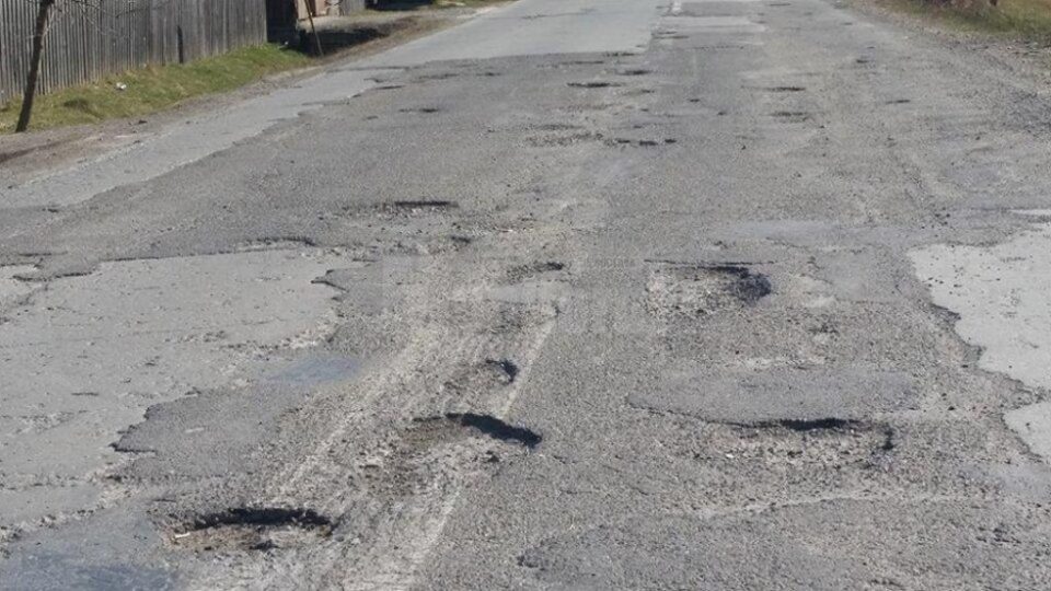 Locuitorii din zona Crucea-Rusca îi atrag atenția ministrului Transporturilor asupra dezastrului de pe DN 17B