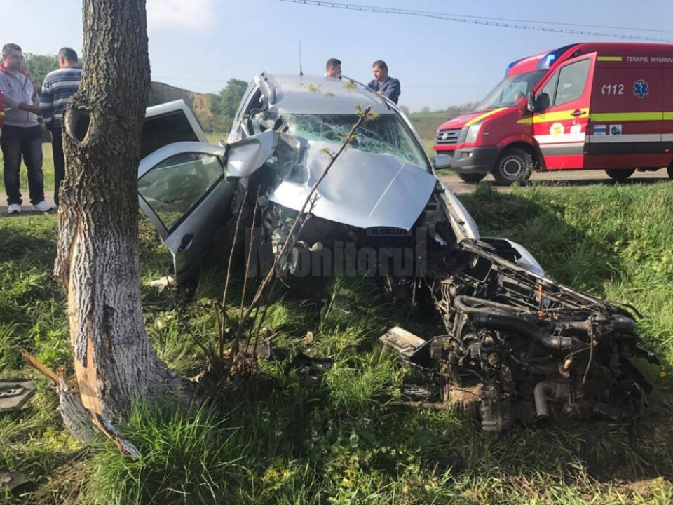 Doi răniți și un autoturism distrus, în urma unei clipe de neatenție