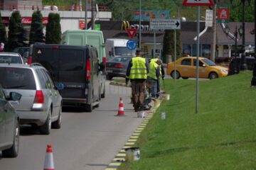 O adevărată armată de muncitori a lucrat ieri pentru a înfrumuseța traseul președintelui