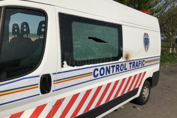 Coctailul Molotov a spart geamul lateral al autospecialei