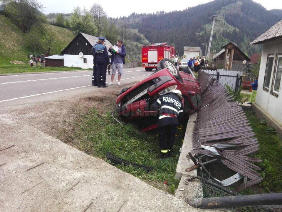 Mașină răsturnată în afara carosabilului, la Prisaca Dornei