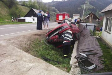 Mașină răsturnată în afara carosabilului, la Prisaca Dornei