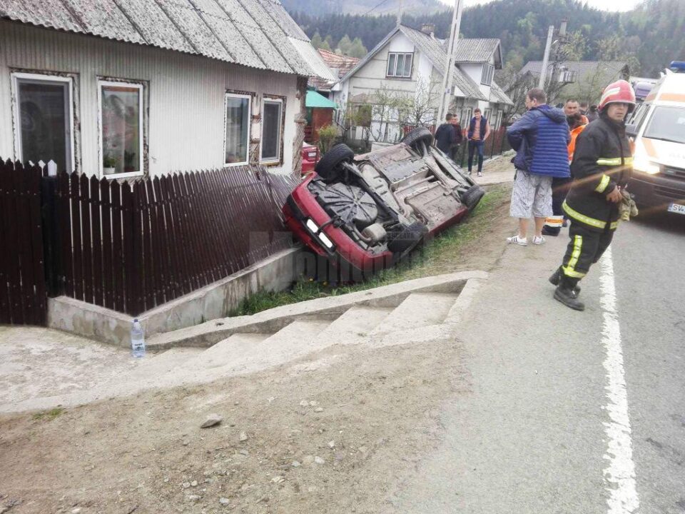 Mașină răsturnată în afara carosabilului, la Prisaca Dornei