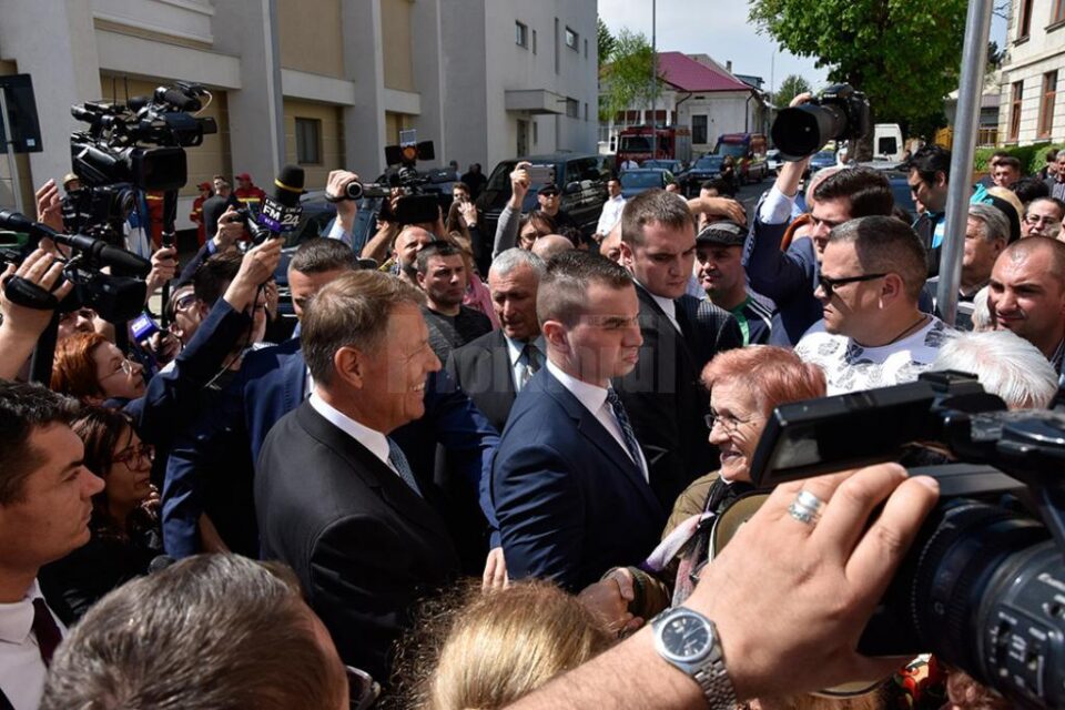 Șeful statului a dat mâna cu mai mulți suceveni veniți să-l aplaude