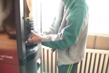 Prins în timp ce încerca să fure banii dintr-un automat de cafea FOTO hotnews.ro