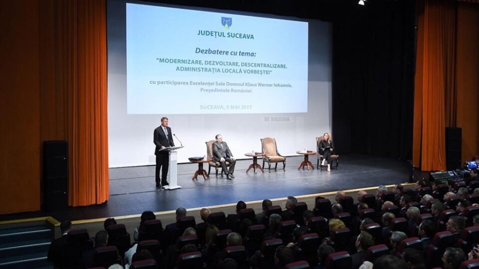 Klaus Iohannis le-a vorbit aleșilor locali suceveni despre importanța descentralizării și a preluat de la aceștia problemele pe care le au