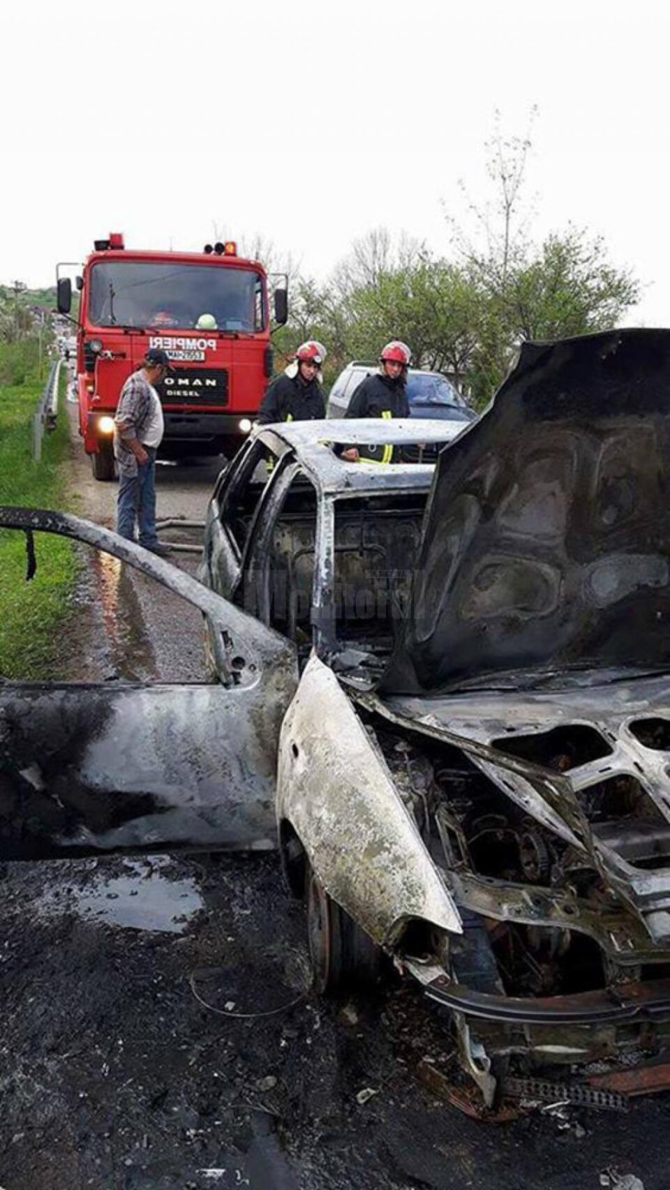 Focul a pornit din compartimentul motor, în urma unor scurgeri de benzină