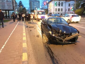 Autoturismul BMW a fost grav avariat în urma impactului