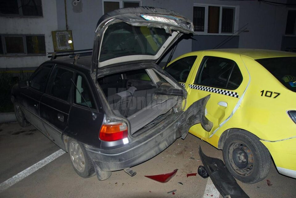 Patru mașini lovite în parcare în timpul nopții de un Logan dispărut de la locul accidentului
