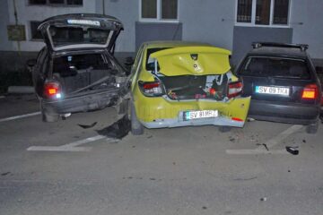 Trei din cele patru autoturisme avariate care au fost lăsate peste noapte în parcarea amenajată pe strada Lalelelor din cartierul George Enescu