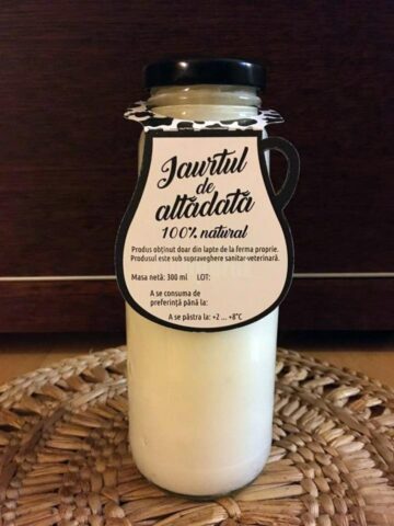 Iaurtul produs la Liteni și ambalat în sticle și ulcioare a ajuns să fie cunoscut și apreciat nu doar în țară, ci și peste hotare