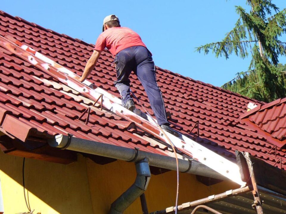 Au luat banii în avans și nu au mai vopsit acoperișul